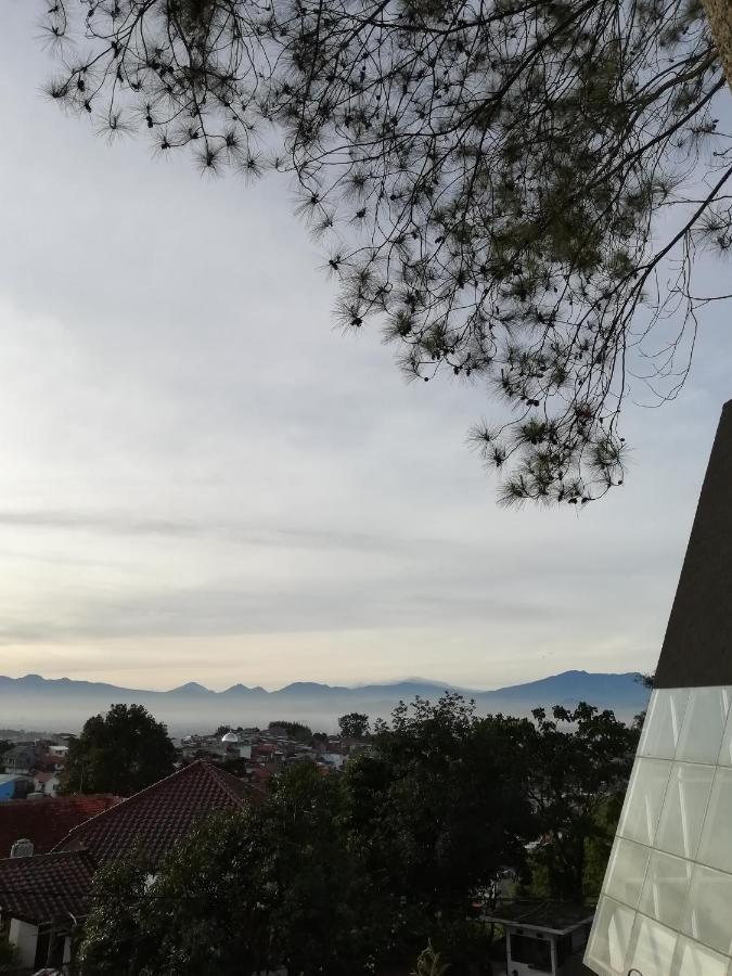 Are And I Tempat Tidur & Sarapan